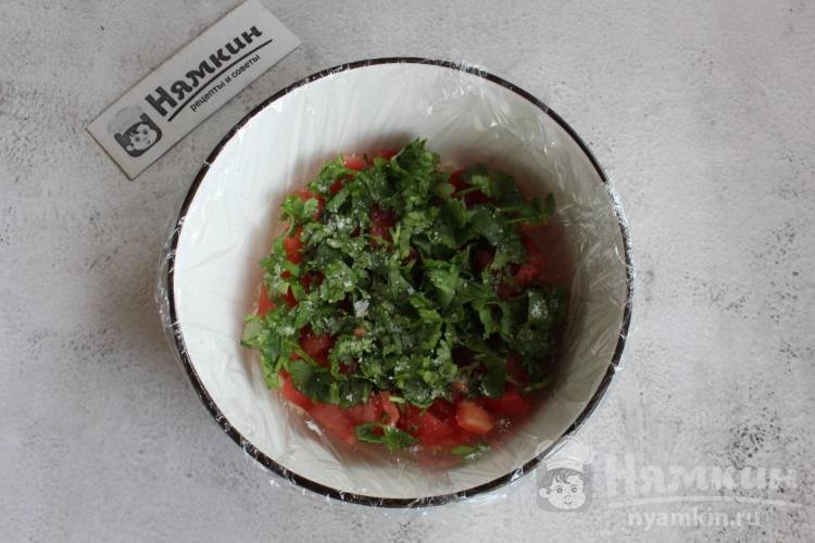 Новогодний слоеный салат с курицей, помидорами и сыром - фото шаг 3