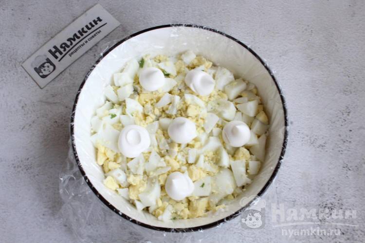 Новогодний слоеный салат с курицей, помидорами и сыром - фото шаг 5