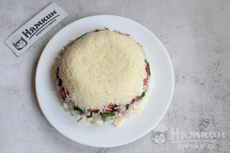 Новогодний слоеный салат с курицей, помидорами и сыром - фото шаг 6
