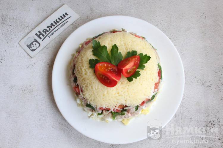 Новогодний слоеный салат с курицей, помидорами и сыром - фото шаг 7