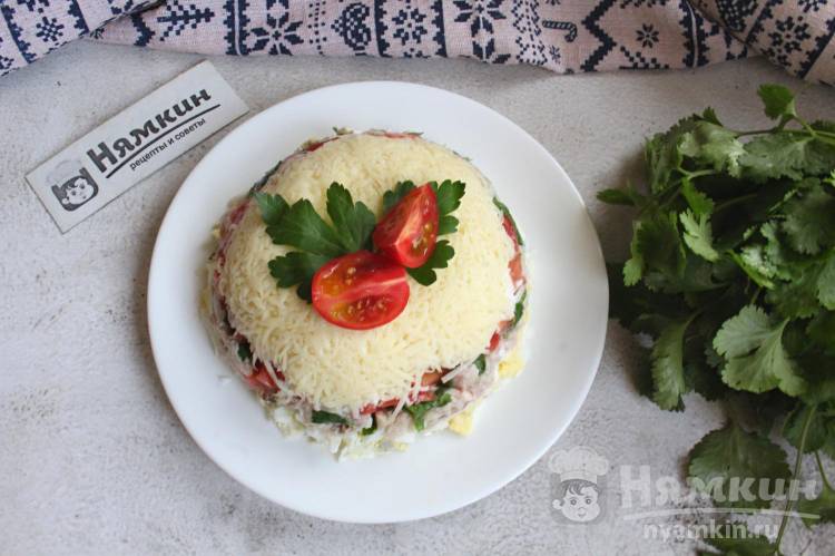 Новогодний слоеный салат с курицей, помидорами и сыром - фото шаг 8