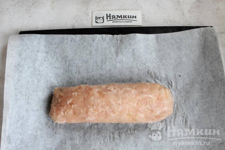 Закусочный куриный рулет из фарша с омлетом к праздничному столу - фото шаг 7
