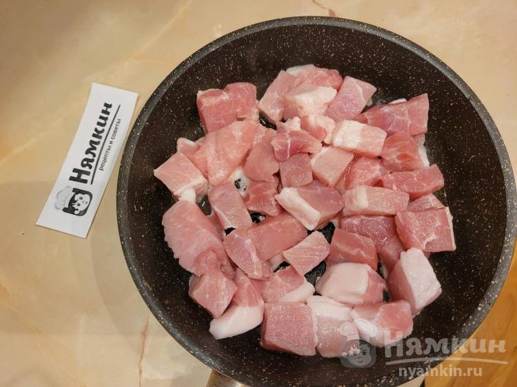 Жареная свинина с луком и помидорами на сковороде рецепт с фото, как приготовить на aikimaster.ru