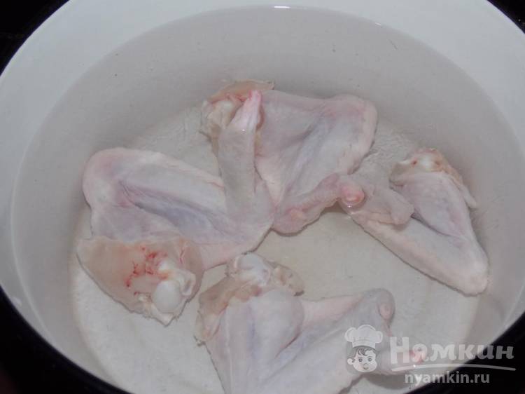 Суп-лапша с куриными крыльями, овощами и зеленью - фото шаг 3