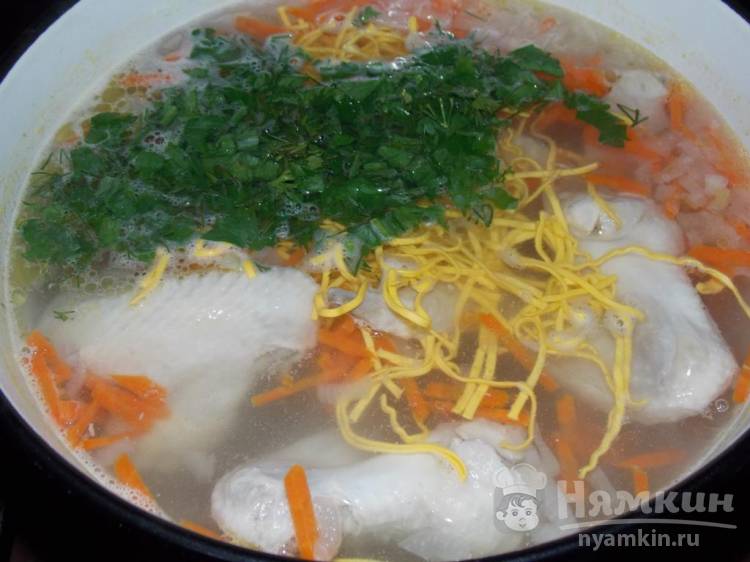 Суп-лапша с куриными крыльями, овощами и зеленью - фото шаг 5