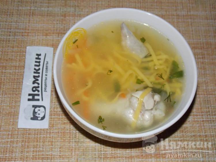 Суп-лапша с куриными крыльями, овощами и зеленью - фото шаг 6
