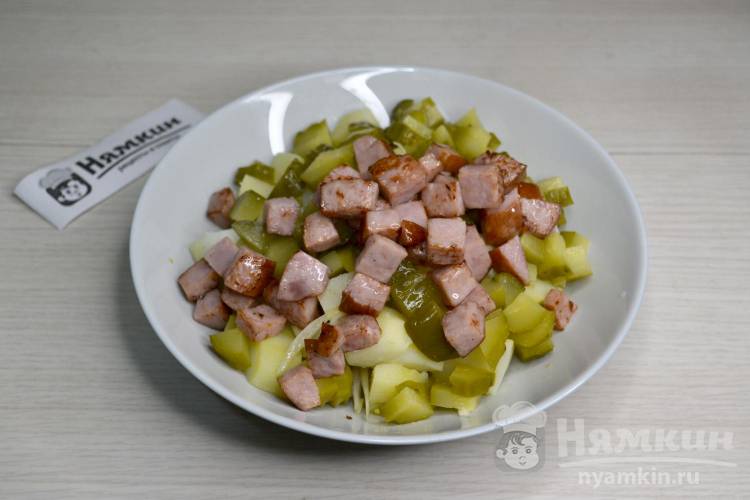Немецкий картофельный салат с колбасой (сосисками)