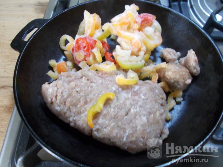 Яичница с куриным фаршем и овощами на завтрак - фото шаг 1