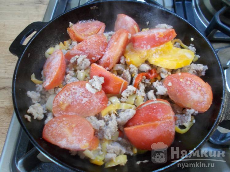 Яичница с куриным фаршем и овощами на завтрак - фото шаг 4
