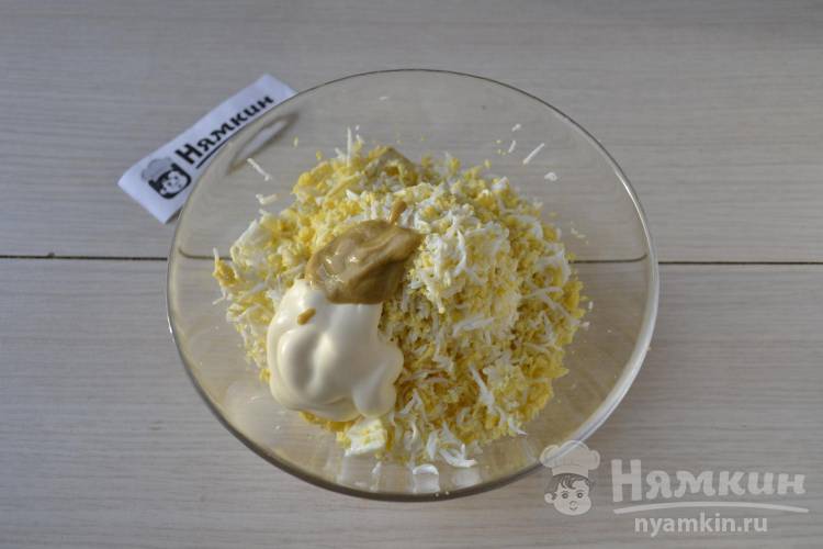 Хрустящие бутерброды со шпротами, сыром и яйцами - фото шаг 4