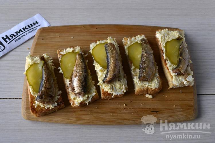 Хрустящие бутерброды со шпротами, сыром и яйцами - фото шаг 5
