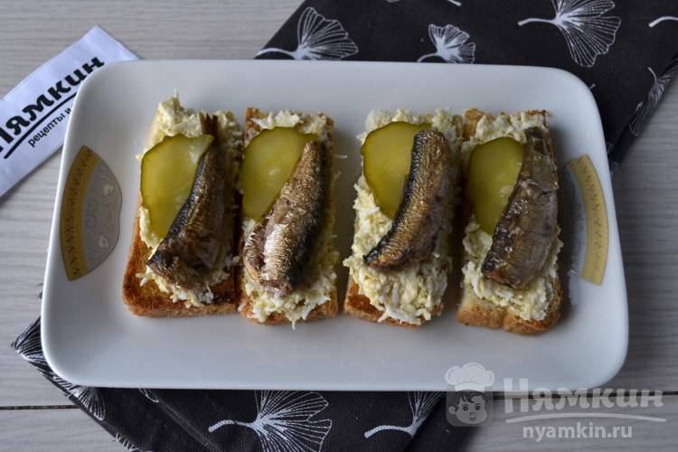 Хрустящие бутерброды со шпротами, сыром и яйцами - фото шаг 6