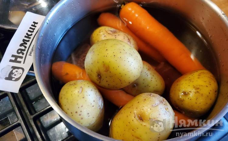 Слоёный салат со шпротами, вареными овощами и яйцом Шпрототорт - фото шаг 1