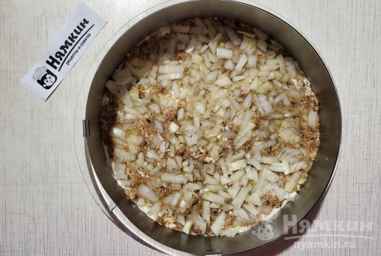 Слоёный салат со шпротами, вареными овощами и яйцом Шпрототорт - фото шаг 10