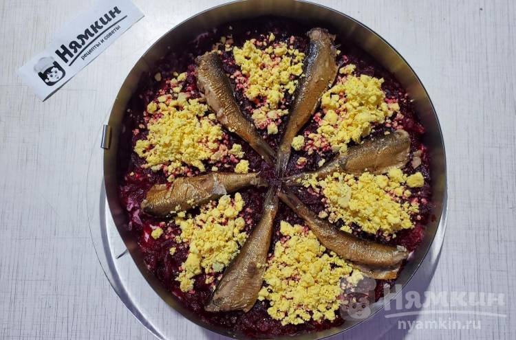 Слоёный салат со шпротами, вареными овощами и яйцом Шпрототорт - фото шаг 13