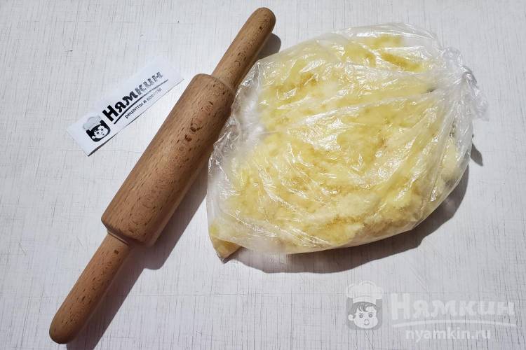 Домашние конфеты из кукурузных палочек, сгущённого молока и коктейльной вишни - фото шаг 1