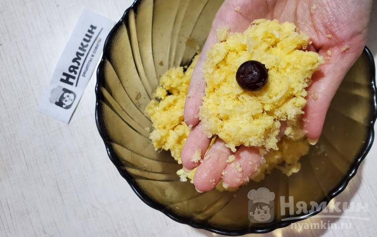 Домашние конфеты из кукурузных палочек, сгущённого молока и коктейльной вишни - фото шаг 4