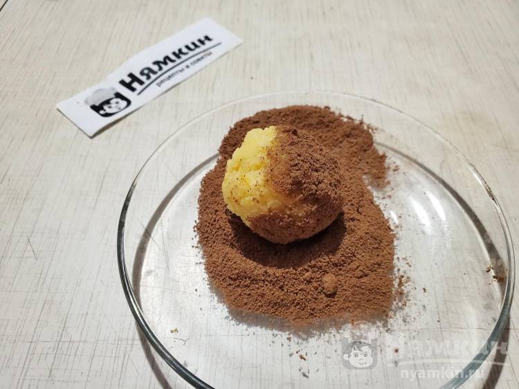 Домашние конфеты из кукурузных палочек, сгущённого молока и коктейльной вишни - фото шаг 5