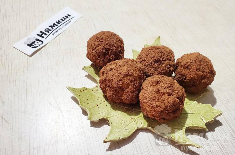 Домашние конфеты из кукурузных палочек, сгущённого молока и коктейльной вишни - фото шаг 6