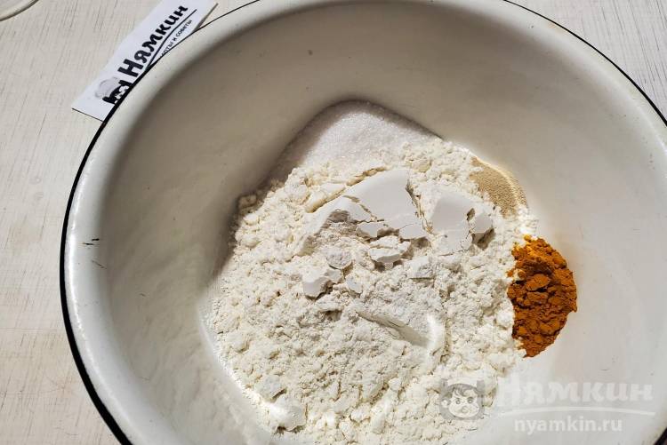Яркие фаршированные блинчики с куркумой и начинкой из крабовых палочек и вареных яиц - фото шаг 2