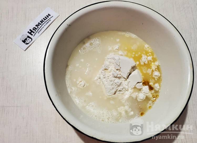 Яркие фаршированные блинчики с куркумой и начинкой из крабовых палочек и вареных яиц - фото шаг 3