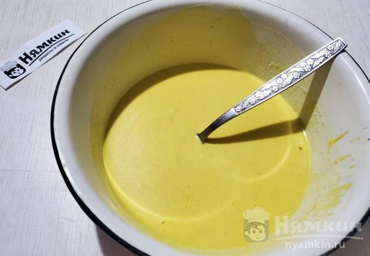 Яркие фаршированные блинчики с куркумой и начинкой из крабовых палочек и вареных яиц - фото шаг 4