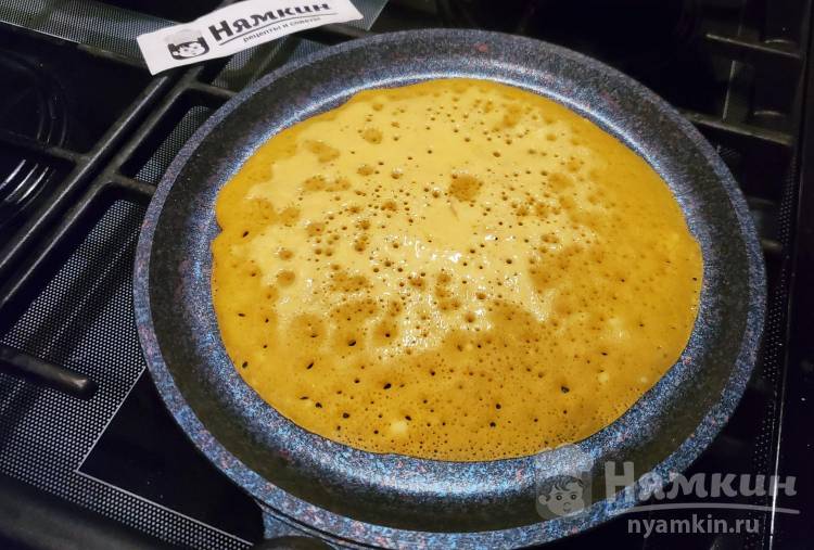 Яркие фаршированные блинчики с куркумой и начинкой из крабовых палочек и вареных яиц - фото шаг 5