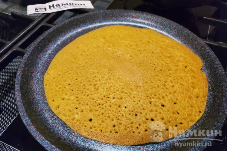 Яркие фаршированные блинчики с куркумой и начинкой из крабовых палочек и вареных яиц - фото шаг 6