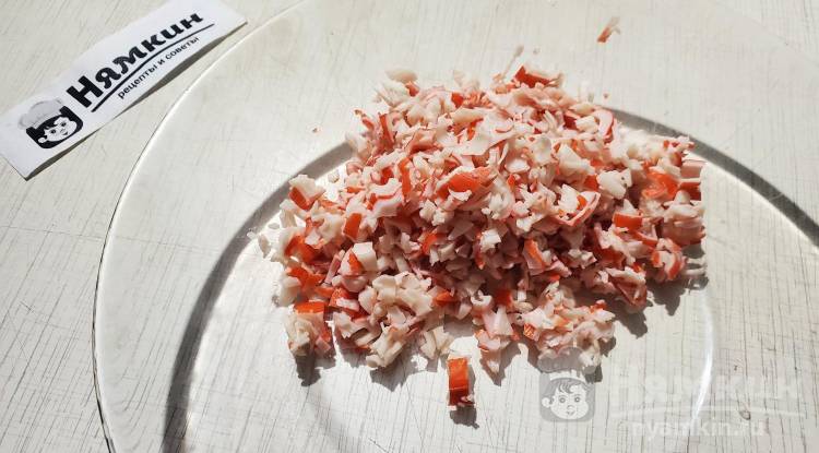 Яркие фаршированные блинчики с куркумой и начинкой из крабовых палочек и вареных яиц - фото шаг 7