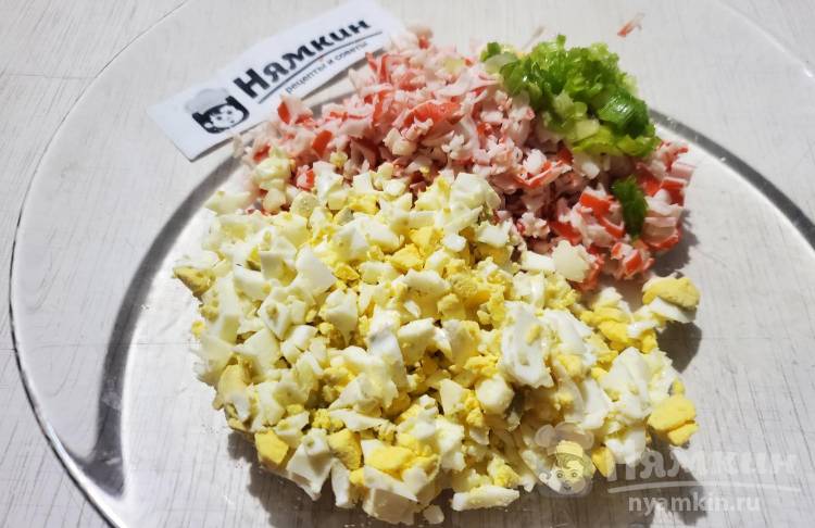 Яркие фаршированные блинчики с куркумой и начинкой из крабовых палочек и вареных яиц - фото шаг 8