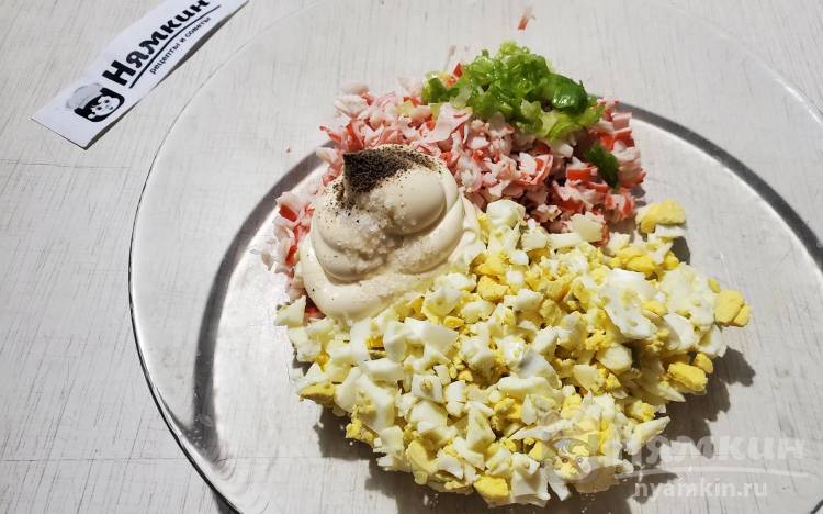 Яркие фаршированные блинчики с куркумой и начинкой из крабовых палочек и вареных яиц - фото шаг 9