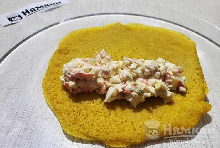 Яркие фаршированные блинчики с куркумой и начинкой из крабовых палочек и вареных яиц - фото шаг 10