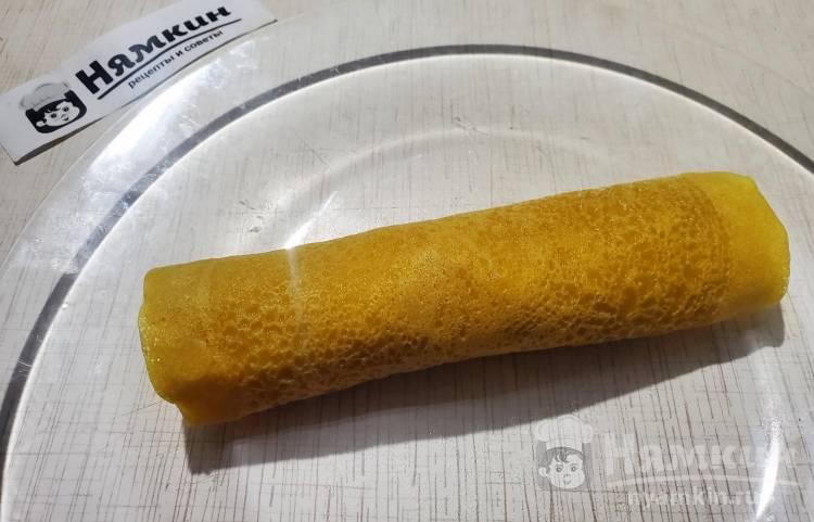 Яркие фаршированные блинчики с куркумой и начинкой из крабовых палочек и вареных яиц - фото шаг 11