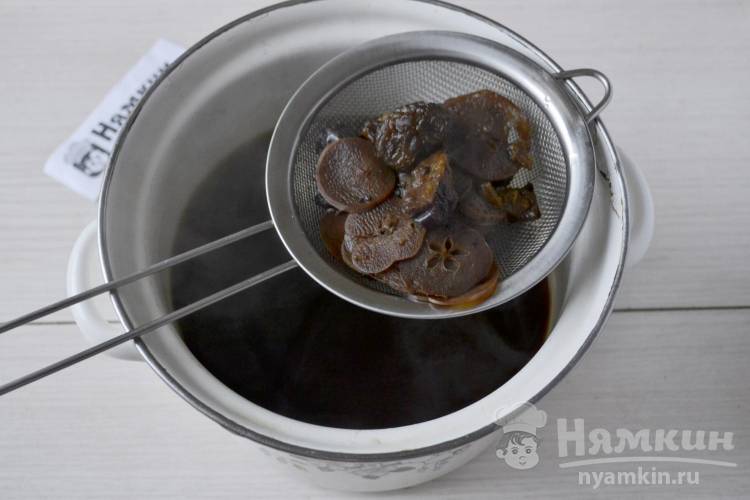 Компот из сушеных яблок, изюма и чернослива - фото шаг 5