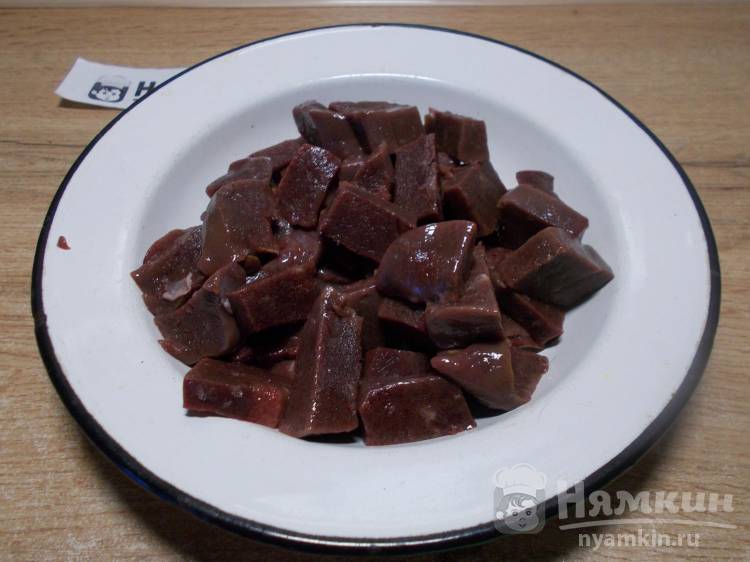 Тушеная свиная печень с овощами и томатным соусом - фото шаг 1