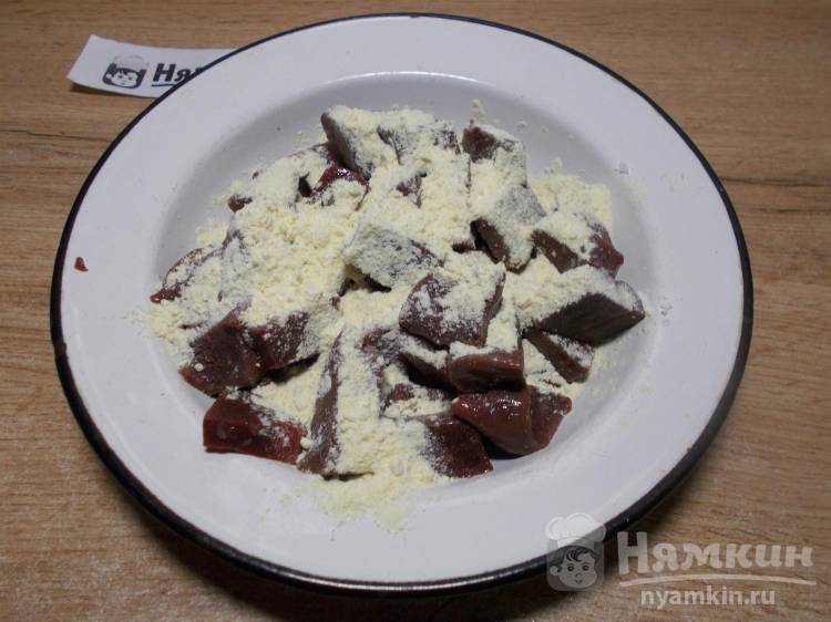 Тушеная свиная печень с овощами и томатным соусом - фото шаг 2