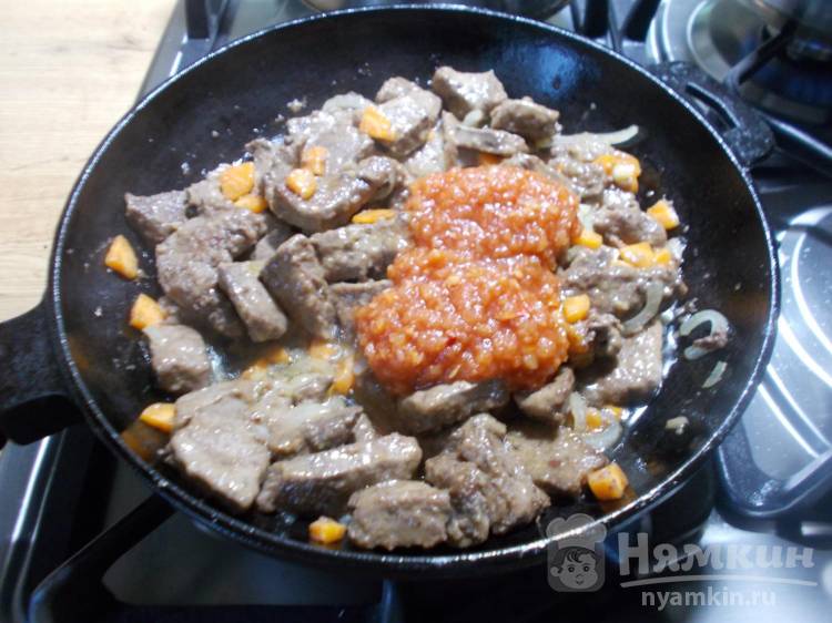 Тушеная свиная печень с овощами и томатным соусом - фото шаг 6