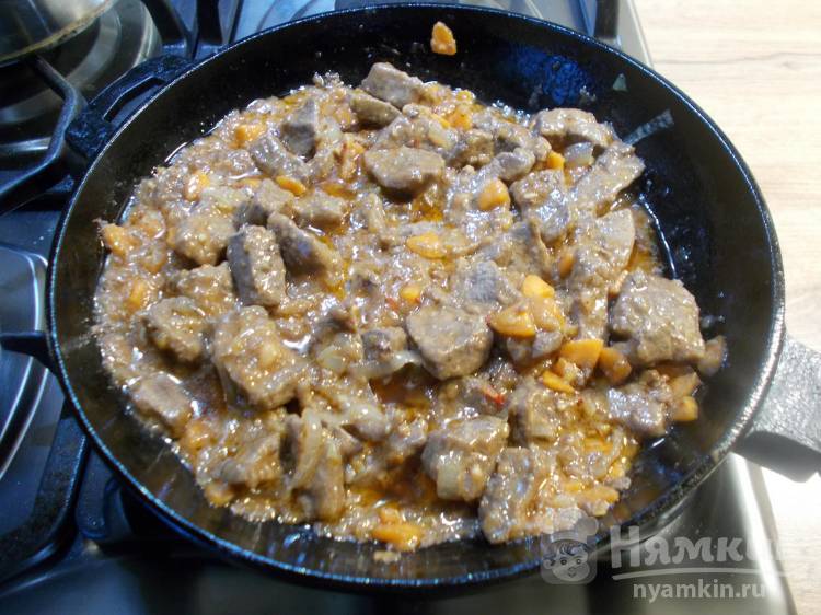 Тушеная свиная печень с овощами и томатным соусом - фото шаг 7