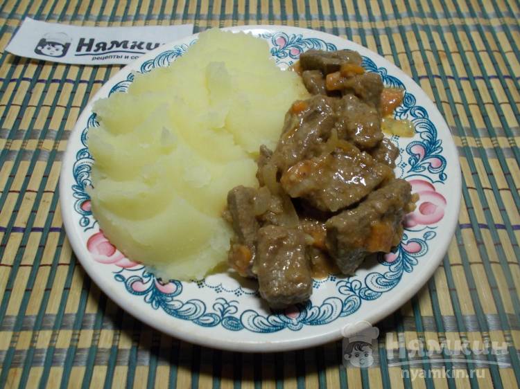 Тушеная свиная печень с овощами и томатным соусом - фото шаг 8
