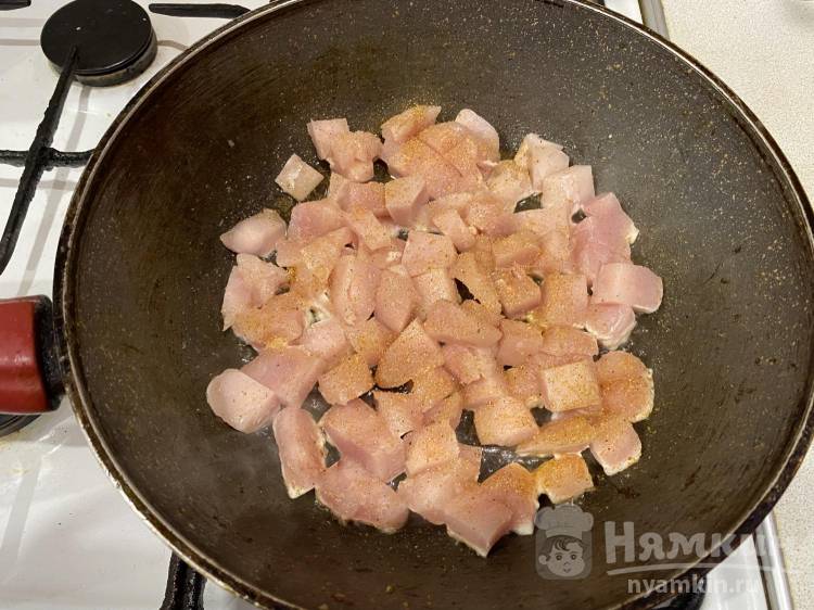 Подлива с мукой, томатной пастой и куриным филе для вторых блюд - фото шаг 3