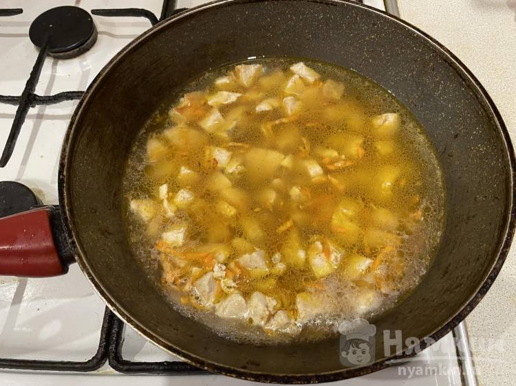 Подлива с мукой, томатной пастой и куриным филе для вторых блюд - фото шаг 7