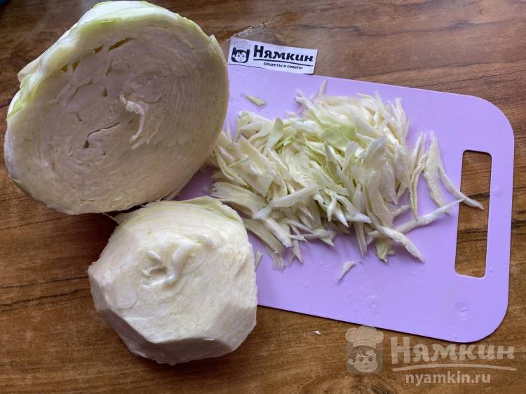Дрожжевые пирожки с капустой и луком в духовке - фото шаг 2