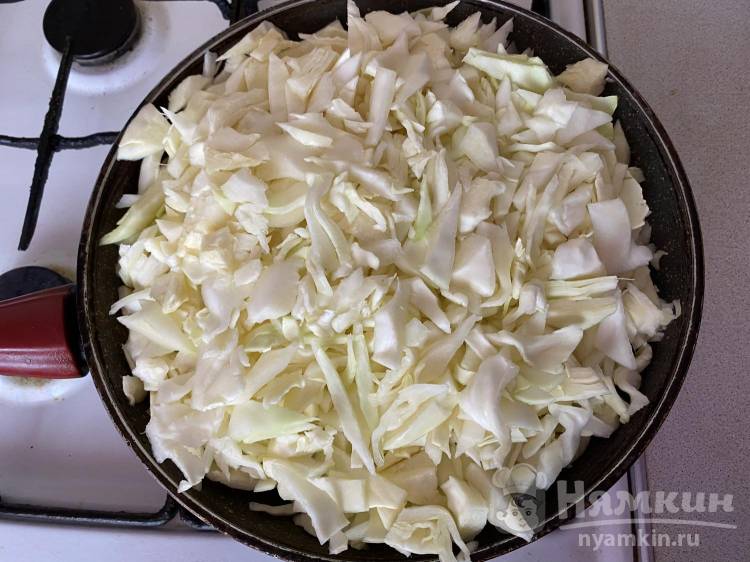 Дрожжевые пирожки с капустой и луком в духовке - фото шаг 3