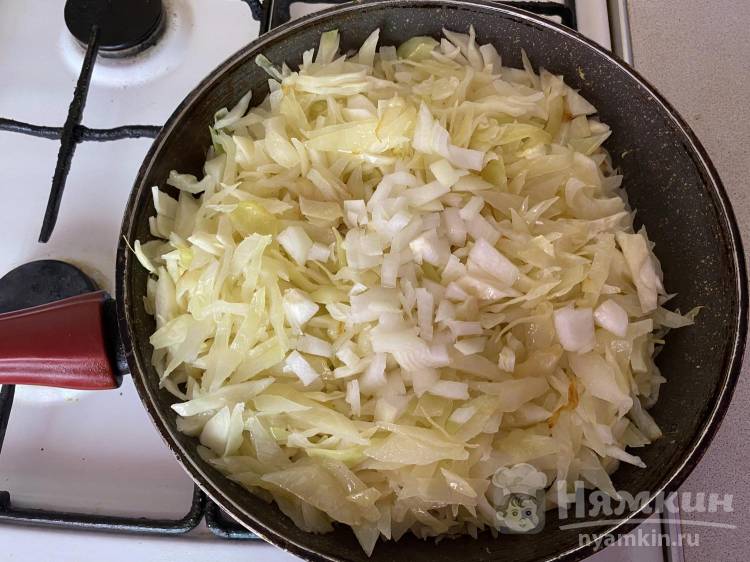 Дрожжевые пирожки с капустой и луком в духовке - фото шаг 5