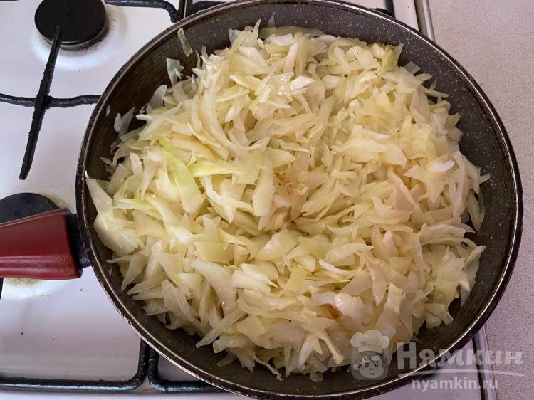 Дрожжевые пирожки с капустой и луком в духовке - фото шаг 6