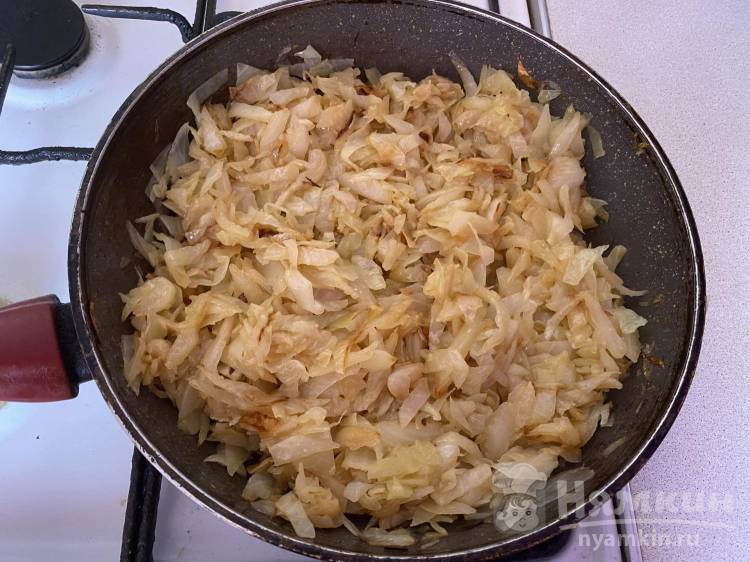 Дрожжевые пирожки с капустой и луком в духовке - фото шаг 7