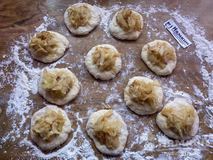 Дрожжевые пирожки с капустой и луком в духовке - фото шаг 10