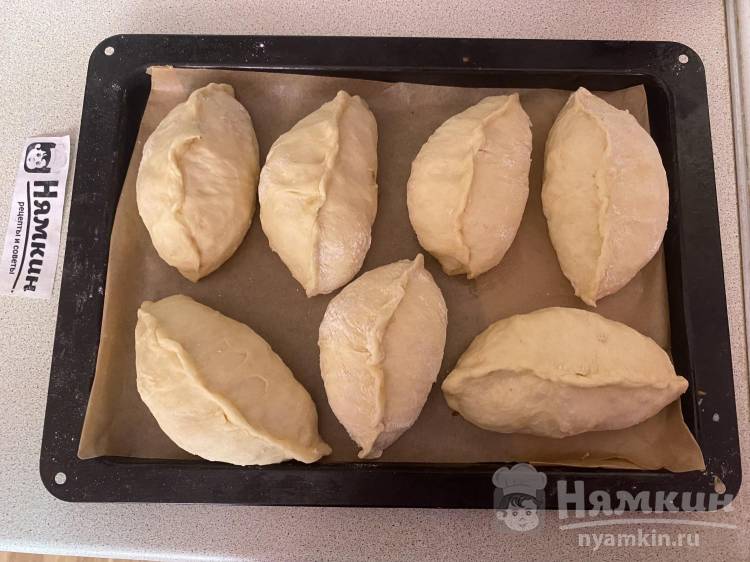 Дрожжевые пирожки с капустой и луком в духовке - фото шаг 12