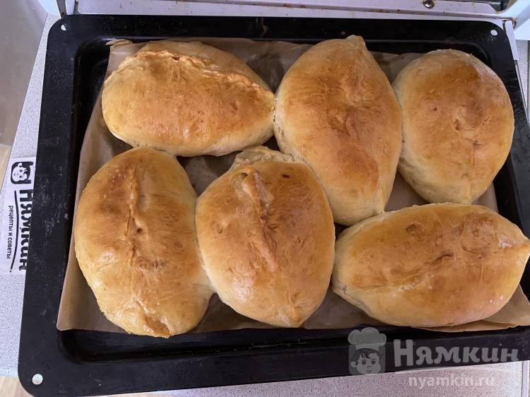 Дрожжевые пирожки с капустой и луком в духовке - фото шаг 15