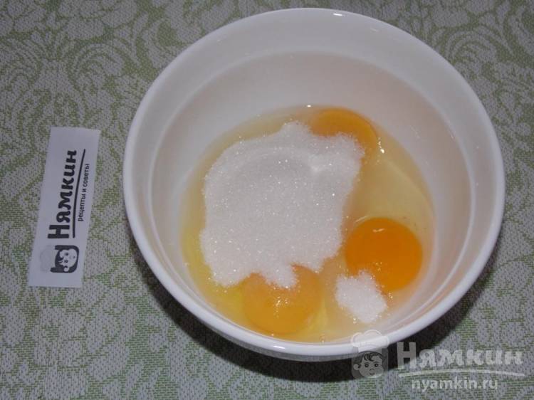 Бисквитный пирог с яблоком и кедровыми орехами в мультиварке - фото шаг 1